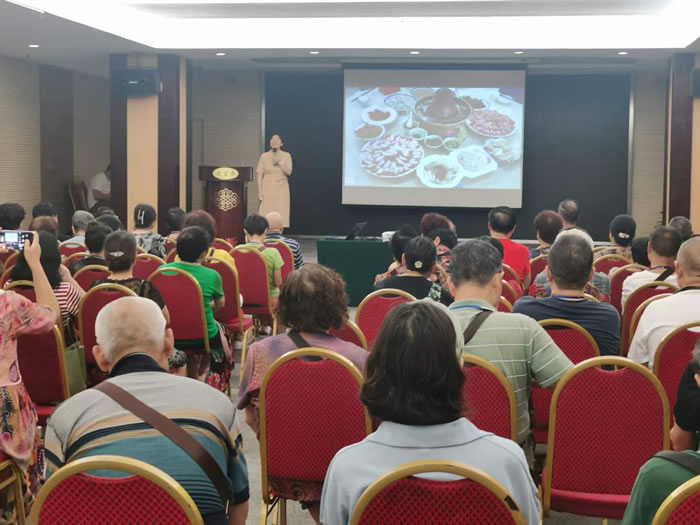 綿陽(yáng)中旅行假日旅行社舉行胡楊林、南疆專(zhuān)列推薦會(huì )